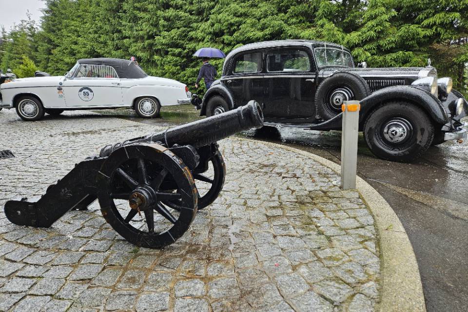 Oldtimer Lafette-Skulptur Hinterzarten Gasthof