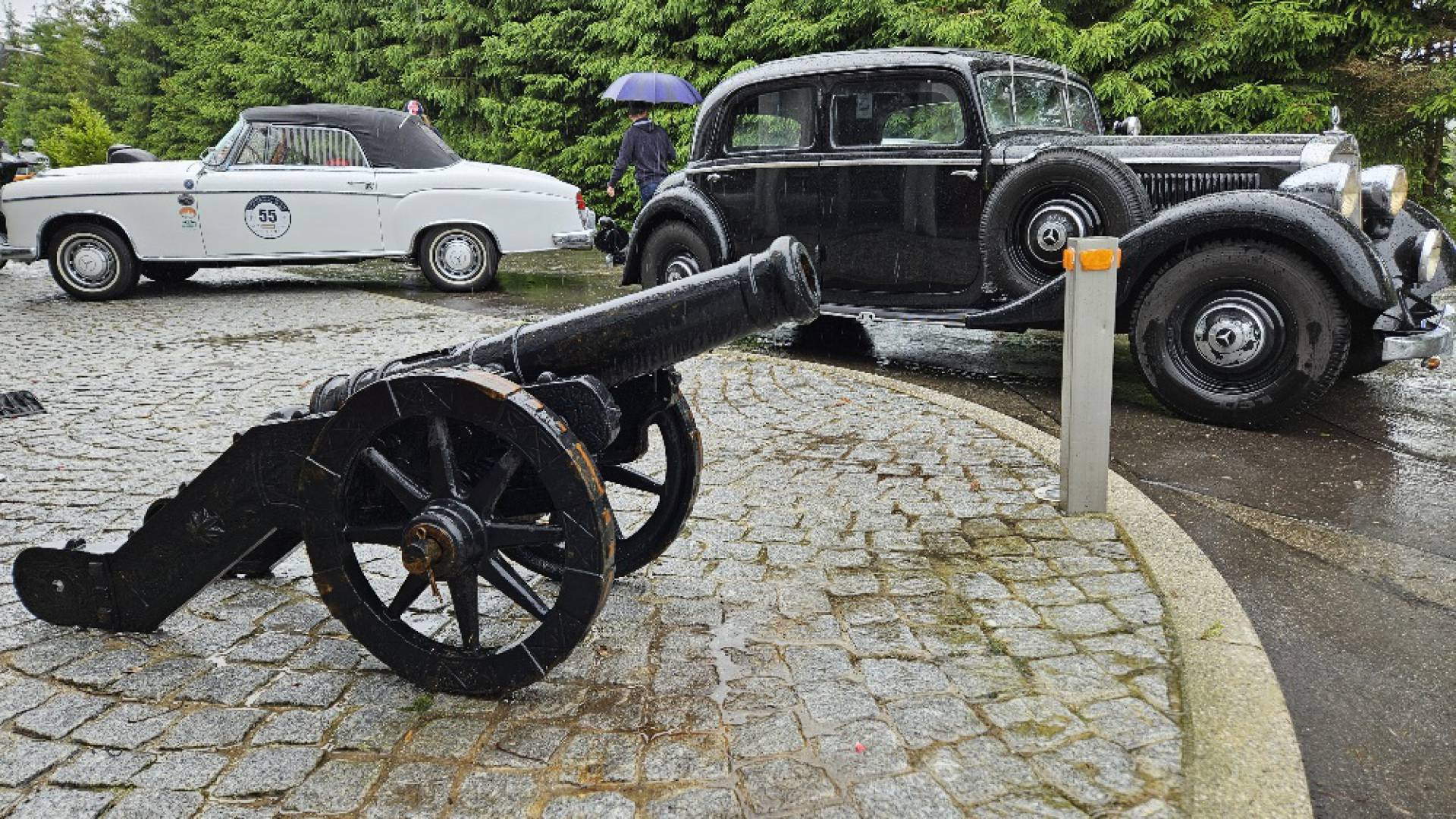 Oldtimer Lafette-Skulptur Hinterzarten Gasthof